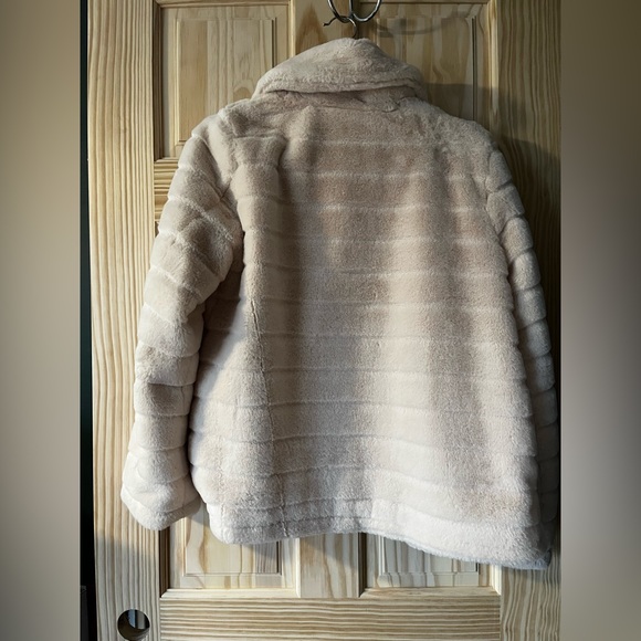 Forever 21 Champagne Faux Fur Jacket - Picture 5 of 5